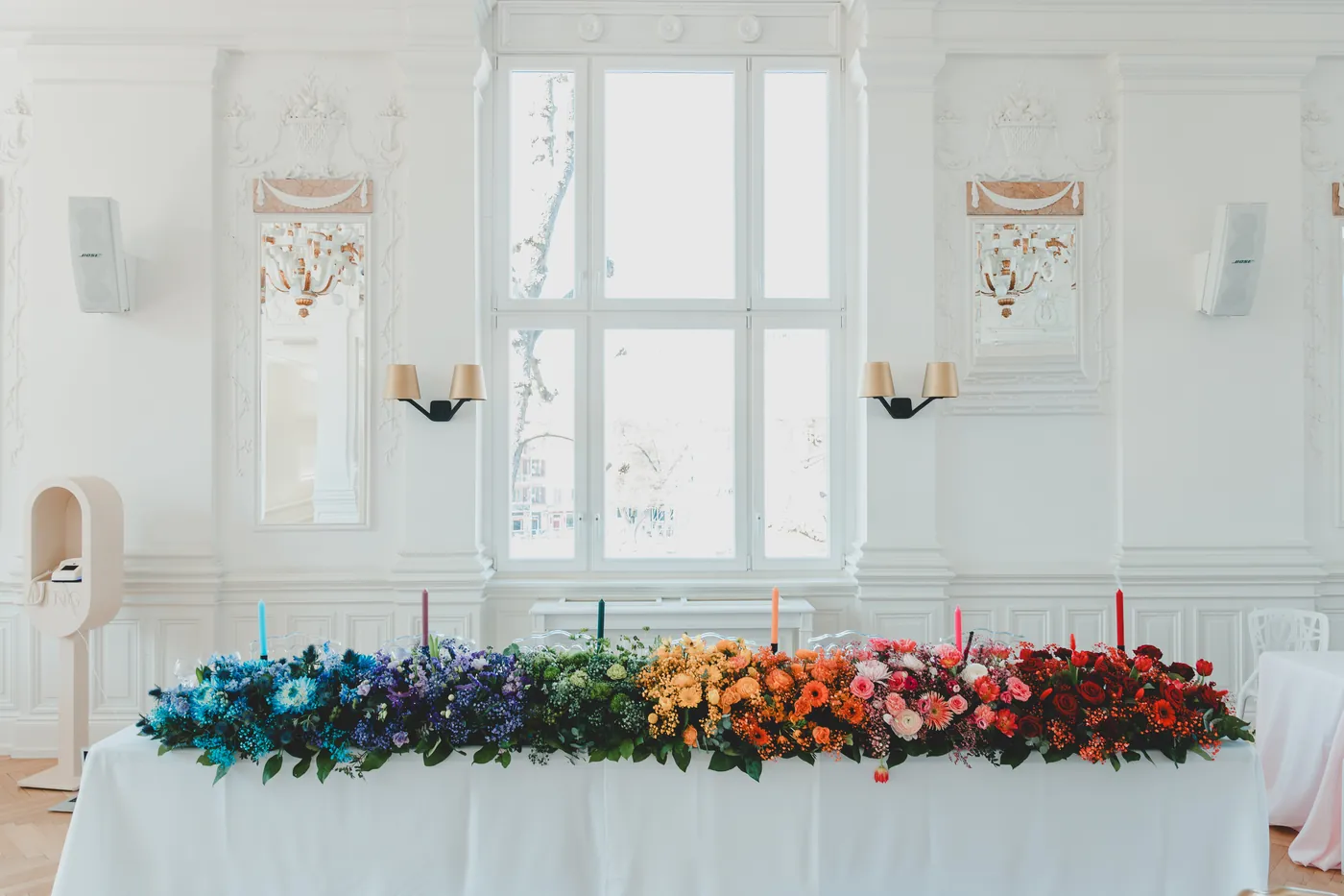 Head table with a colourful floral gradient at Villa Quai Sturm